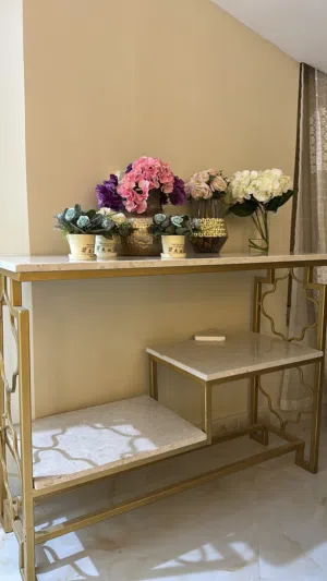 طاولة كونسول معدن لون ذهبي باسطح رخامية