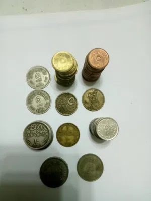 عملات معدنية قديمة من الفضة و النحاس