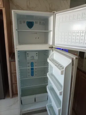 ثلاجه للبيع بحاله ممتازه ما فيها أي خراب او خدش للتفاصيل