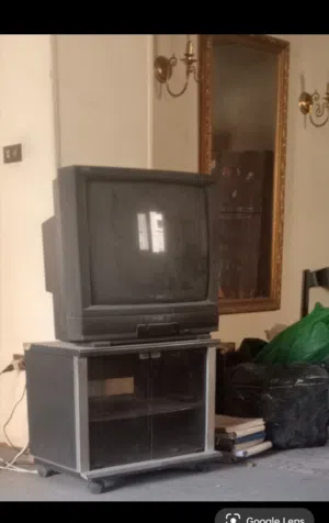 تلفزيون Philips CRT كلاسيك بحالة جيدة مع الطربيزة الأصلية