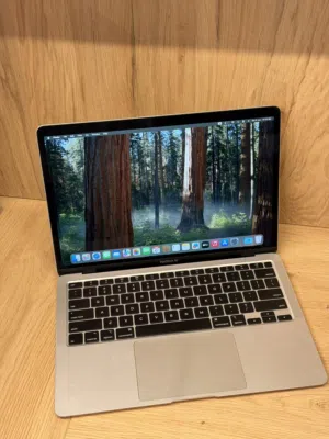 MacBook Air 2020. 8 RAM. 512 SSD. Core i5. 13.3-inch