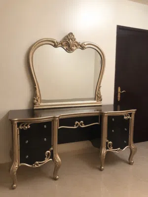 تسريحة خشبية فاخرة مستعمله لاكنها بحالة جيدة جدا ونظيفة   Used vintage dressing table {cleaned}