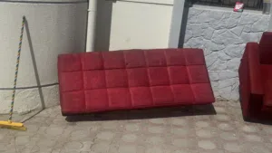 اثاث نظيف ومغسول جيدا مع جميع مخداته