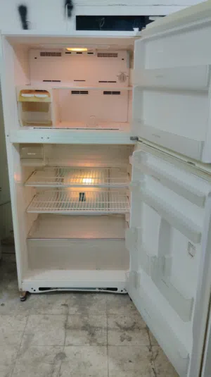 نبيع ثلاجه هيتاشي حجم كبير 24 قدم بحاله ممتازه استخدام بحاله ممتازه معا التوصل التشغيل والكفاله