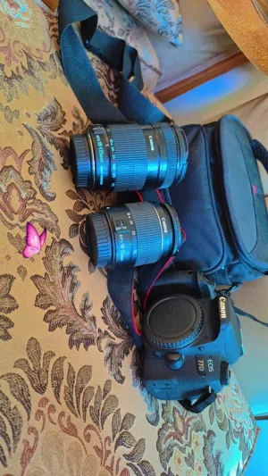 كاميرا كانون 77d مرتبة وبحالة ممتازة  ... معها كل أغراضها عدستها الاساسية اضافية  والبطارية وشنتة ..