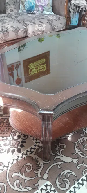 طاوله وسط كلاسيك خشب وزجاج    طاوله مستعمله لكن كما هو موضح بالصوره حالتها ممتازه