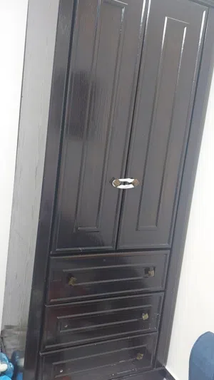 تخت وخزانة
