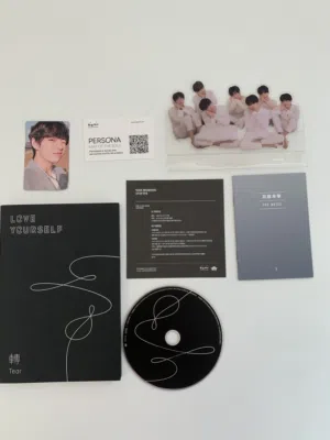 البوم فرقة BTS مع محتويات الظاهرة في الصورة
