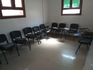 كراسي وأدوات مدرسة