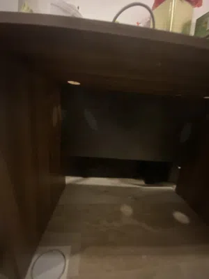 ديسك عمل او قيمنق لغرف نوم عرض 100 و طول 75 انش بحالة الوكالة مرتب كثير لون مميز قابل للتفاوض