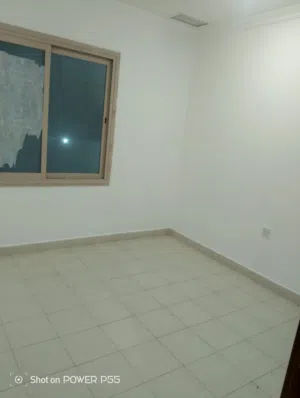 شقة للإيجار بحولي عزابي غرفتين و صالة و حمامين