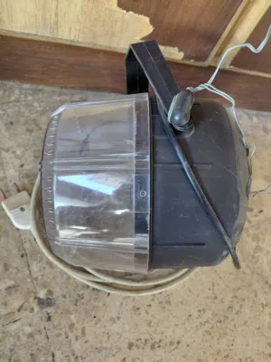 الجهاز عبارة عن ضوء وامض (Strobe Light) يُستخدم عادةً في الحفلات أو الديسكو لخلق تأثيرات بصرية.