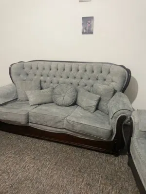 طقم كنب 9 مقاعد خشب زان استعمل اقل من سنه للبيع بداعي السفر