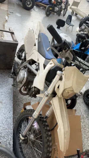 للبيع سيكل صيني حجم 125cc توني مصفيه ومبدل كلج مكينه كامل 100