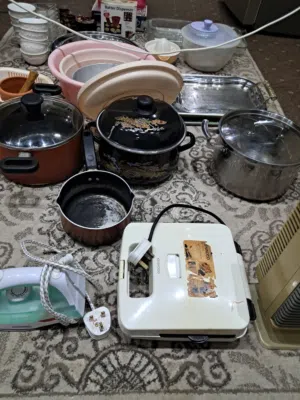 بعض الاجهزة وادوات المطبخ والحمام