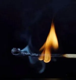طاولة سفره خشب جديده مع 4 كراسي حديد لون اسود وتوسع 6 كراسي