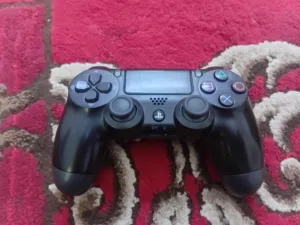 يد سوني فور مستعمل اللون الاسود مافي شي خراب