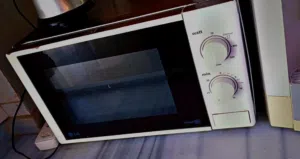 ميكرويف مستعمل موجود بالزرقاء مع غاز ومكنسة كهربا وجلاي