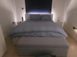 غرفة نوم كاملة مع فرشة بحالة ممتازة