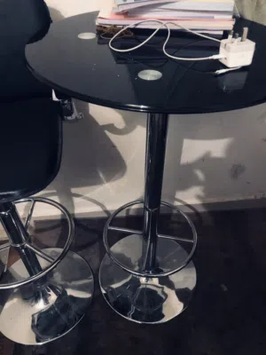 طاوله وكرسي