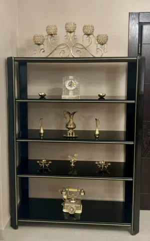 رفوف سوداء لديكور البيت