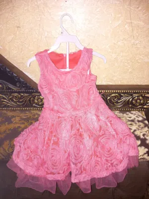 ملابس بناتي مستعمل استعمال شخصي بسيط جدا لبسه اولبستين فقط بحال الوكالة للبيع بسعر مغرررري