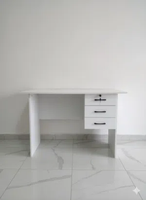 طاولة مكتبية عملية بتصميم عصري مع أدراج مدمجة لتنظيم الأدوات A practical, modernly designed office d