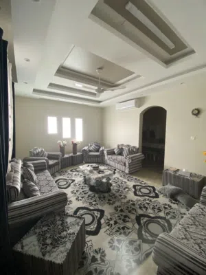 طقم صالون كامل للبيع – رصاصي نظيف + سجادة + ستارة + طاولات – سعر لقطة