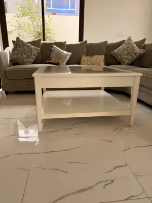 طاولة وسط بحالة جيدة