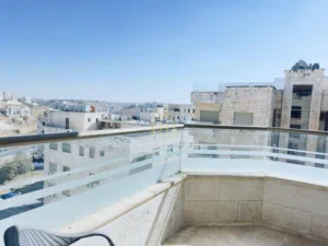 في موقع مميز في دير غبار شقة طابق ثالث+روف للبيع أو للإيجار بسعر مغري / ref 1000