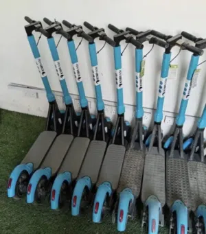 سكوتر كهربائي واقف