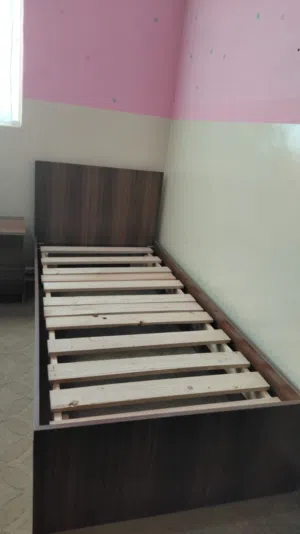 تخت شبابي مفرد ونص بحاله جيده للبيع مع تخت اطفال للييع