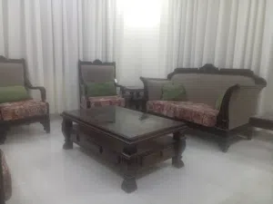 طقم كنب 7 مقاعد مع سفرة 6 مقاعد مع أربع كراسي خشب