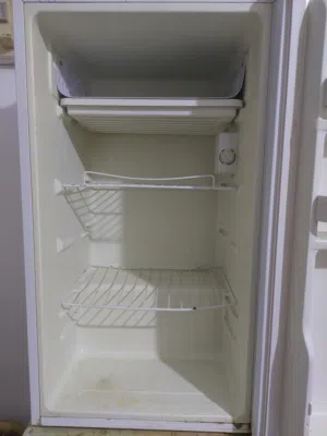 ثلاجة ميديا حجم صغير موديل2010