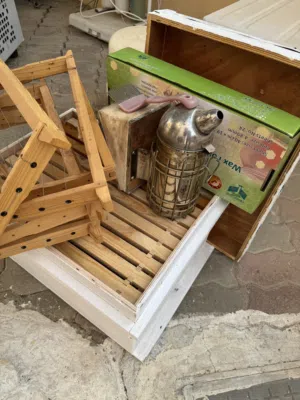 براويز وشمع وصناديق نحل
