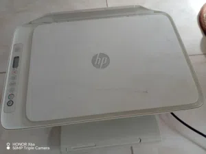 “طابعة HP DeskJet بحالة ممتازة، تعمل بكفاءة وتدعم الطباعة والنسخ والمسح الضوئي. مناسبة للبيت والطلاب