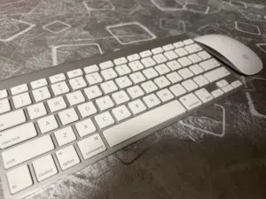 APPLE BLUETOOTH KEYBOARD AND MAUSE