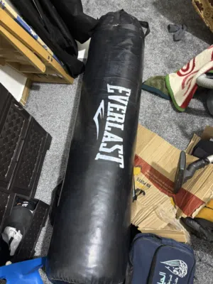 كيس ملاكمه مع قلفز بحاله الجديد