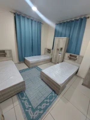 متاح15سرير و15 خزانه سنجل ودبل حاله جيده مع تلاجات وبوتجاز و2 غساله