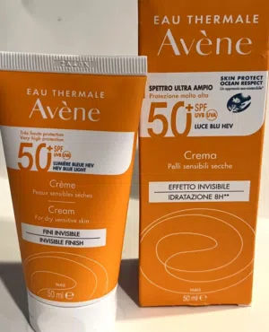 واقي شمس من ماركة أفين (Avène) الفرنسية، ويظهر في الصورة كلاً من "كريم أفين" للبشرة الجافة و"سائل أف