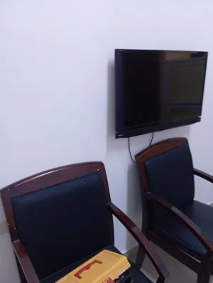 استوديو غرفه و صاله و منافعها حمام و مطبخ مفروشه مقابل مخبز صلاح الدين الكعك اول طلعه الحسين