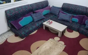 جلسة أرضية مستعملة (الطاولة و البساط هدية)