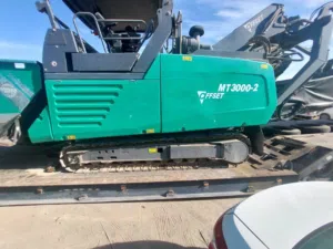 تتوفر لدينا للبيع ناقلة موادإسفلتية Material Feederعالية الكفاءة من شركة Wirtgen Group  TM3000ممتازة