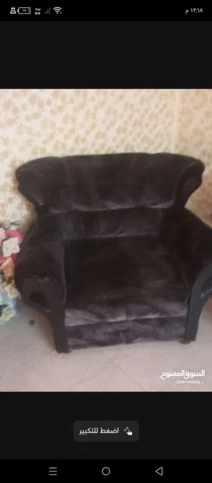 للبيع طقم كنب لم يستعمل كثيرا مميز بل لون السود و يميل لل أبيض دافئ لأنه مخمل لايوجد كسر قابل للبدل