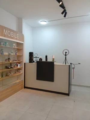 ديكور محل هواتف بحال ممتاز..عدد 2 فترينة عرض مرش و 2 فترينة عرض عاديه