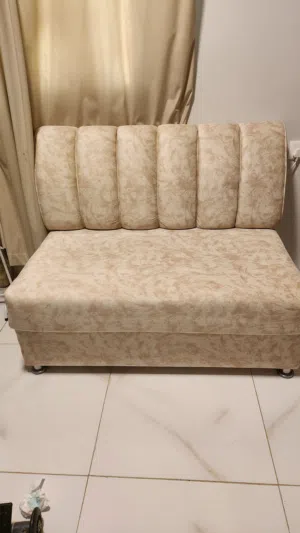 كنب للبيع مستعمل نظيييف جدا طاولة طعام مع كرسي قابله للطي