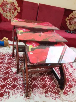 طاولات باحجام مختلفه بحالة ممتازه