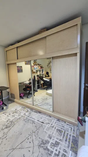 خزانة ملابس 4 أقسام كبيرة جدا دورين  طول ،320 وارتفاع 255CM