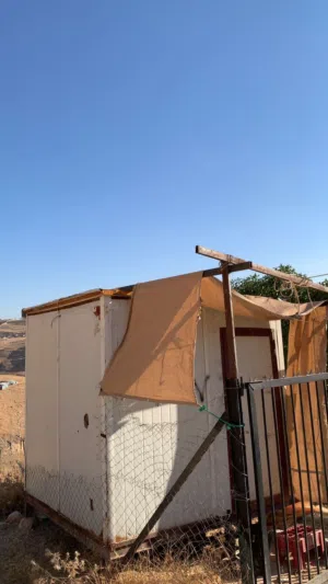 كرفان للبيع العزل فوم يصلح غرفة أمن وحراسة او كشك قهوة صغير و بيم جسر حديد