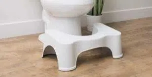 قاعدة رفع الأرجل هي أداة تستخدم لرفع القدمين أثناء الجلوس، خاصة على المرحاض، بهدف تحسين وضعية الجسم